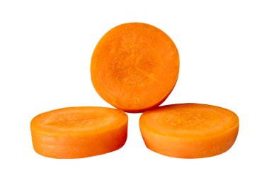 Yığındaki turuncu havuç dilimlerinin ön görünümü kesme yolu ile beyaz arkaplanda izole edilir.