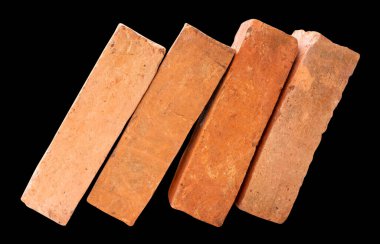 Kırık eski kırmızı ya da turuncu tuğlaların yan görünümü siyah arkaplanda kırpma yolu ile izole edilir.