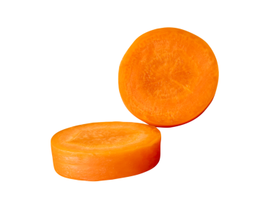 Yığındaki turuncu havuç dilimlerinin ön görünümü png dosya biçiminde kırpma yolu ile izole edilmiştir.