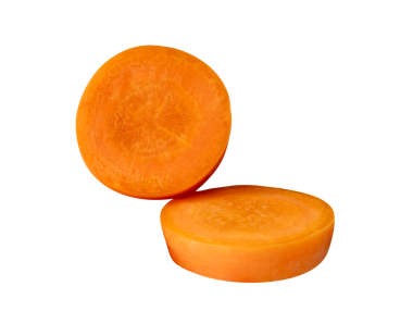 Yığındaki turuncu havuç dilimlerinin ön görünümü png dosya biçiminde kırpma yolu ile izole edilmiştir.