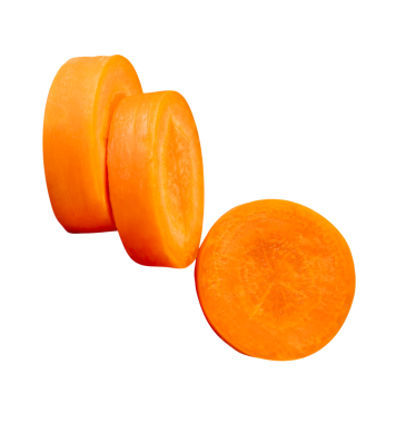 Yığındaki turuncu havuç dilimlerinin ön görünümü png dosya biçiminde kırpma yolu ile izole edilmiştir.