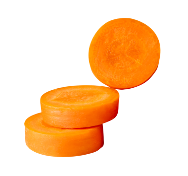 Yığındaki turuncu havuç dilimlerinin ön görünümü png dosya biçiminde kırpma yolu ile izole edilmiştir.