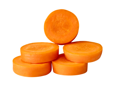 Yığındaki turuncu havuç dilimlerinin ön görünümü png dosya biçiminde kırpma yolu ile izole edilmiştir.