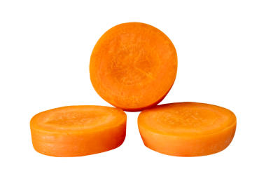 Yığındaki turuncu havuç dilimlerinin ön görünümü png dosya biçiminde kırpma yolu ile izole edilmiştir.