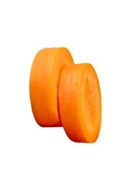 Yığındaki turuncu havuç dilimlerinin yan görünümü png dosya biçiminde kırpma yolu ile izole edilmiştir.