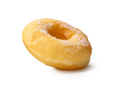 Kahverengi şekerli tarçınlı çöreğin yan görünümü kırpma yolu ile beyaz arkaplanda izole edilmiştir..