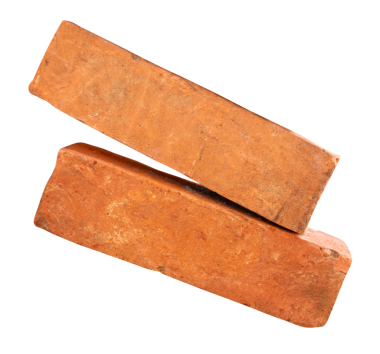 Yığındaki iki çatlamış eski kırmızı veya turuncu tuğlanın yan görünümü png dosya biçiminde kırpma yolu ile izole edilmiştir.