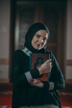 Müslüman kız dua ve reeading Kur'an