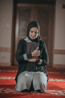 Müslüman kız dua ve reeading Kur'an