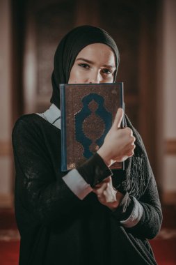 Müslüman kız dua ve reeading Kur'an