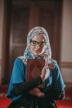 Müslüman kız dua ve reeading Kur'an