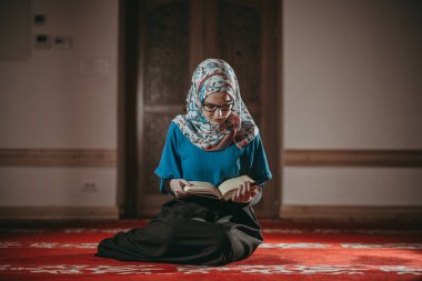 Dua ve Kur'an okuma Müslüman kadın