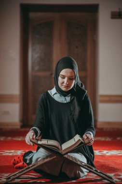 Dua ve Kur'an okuma Müslüman kadın