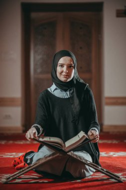Dua ve Kur'an okuma Müslüman kadın