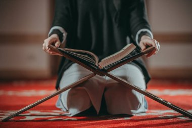 Dua ve Kur'an okuma Müslüman kadın