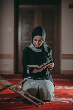 Dua ve Kur'an okuma Müslüman kadın
