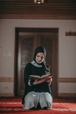 Dua ve Kur'an okuma Müslüman kadın