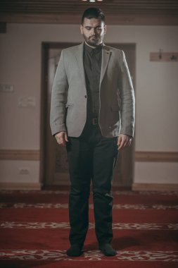 Dua ve kutsal kitap okuma Müslüman erkek