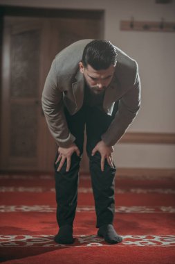 Dua ve kutsal kitap okuma Müslüman erkek