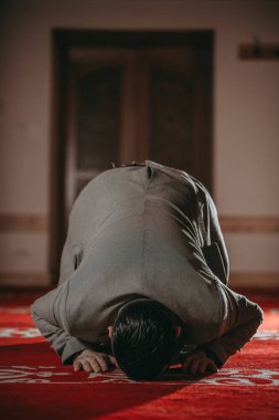 Dua ve kutsal kitap okuma Müslüman erkek