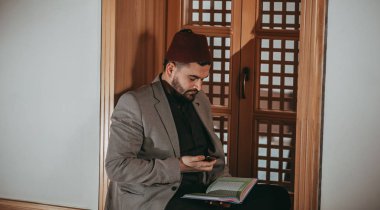 Dua ve kutsal kitap okuma Müslüman erkek
