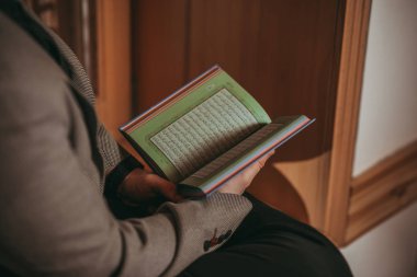 Dua ve kutsal kitap okuma Müslüman erkek