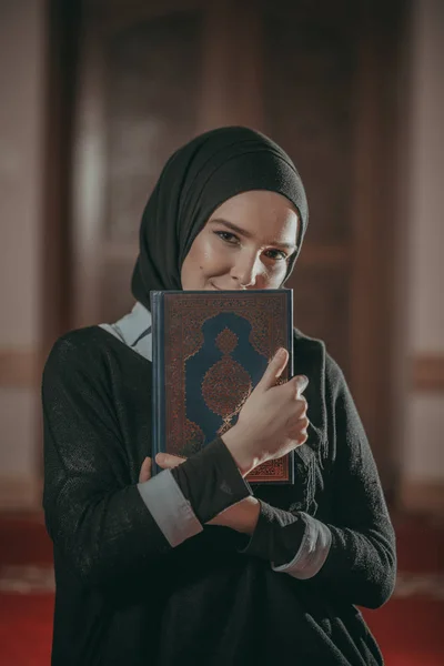 Müslüman kız dua ve reeading Kur'an