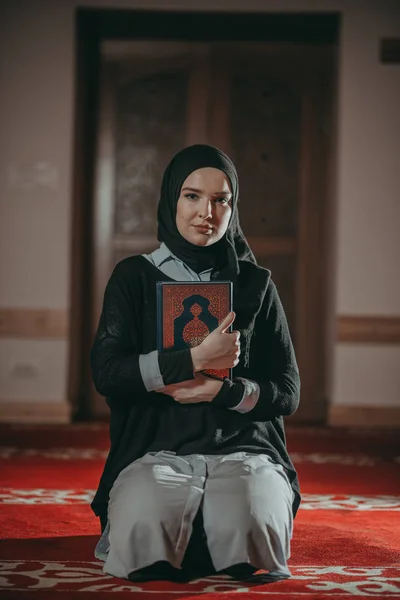 穆斯林女孩祈祷和向后的夸兰 — 图库照片