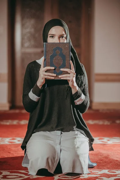 Muslim Girl Praying Reeading Quran — Stock Photo, Image