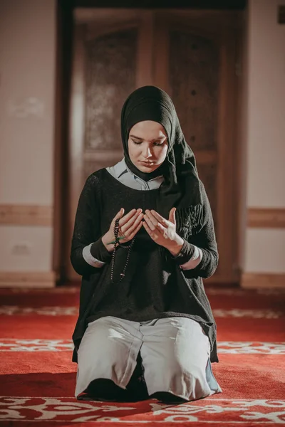 穆斯林女孩祈祷和向后的夸兰 — 图库照片