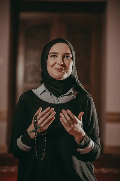 Müslüman kız dua ve reeading Kur'an