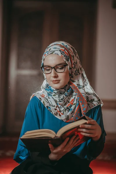 Müslüman kız dua ve reeading Kur'an