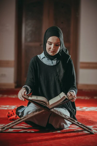 Muslim Woman Praying Reading Quran — Stock Photo, Image