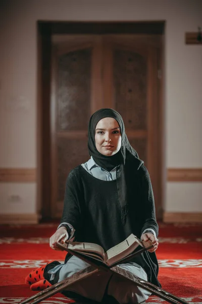 穆斯林妇女祈祷和阅读 古兰经 — 图库照片