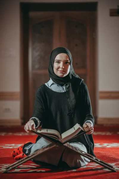 穆斯林妇女祈祷和阅读 古兰经 — 图库照片