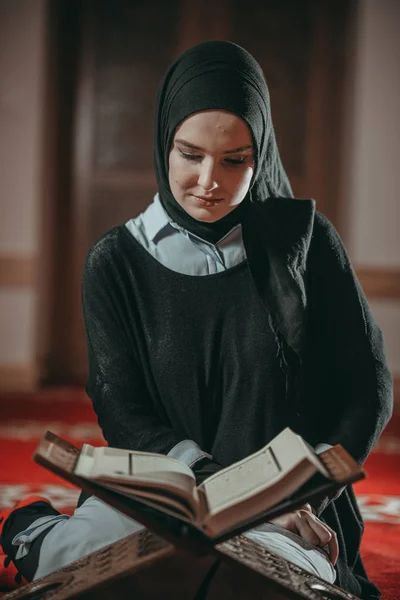 Mulher Muçulmana Orando Lendo Alcorão — Fotografia de Stock