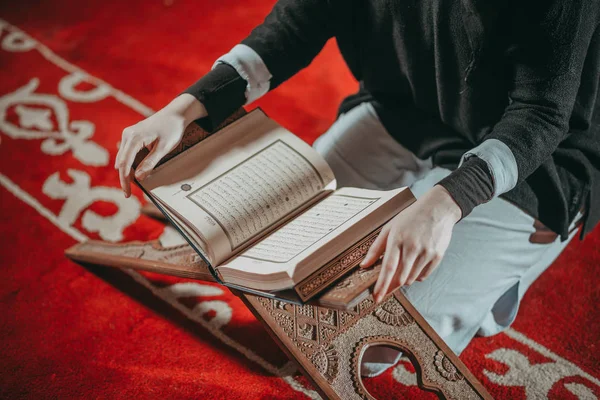 Muslimische Frau Betet Und Liest Quran — Stockfoto
