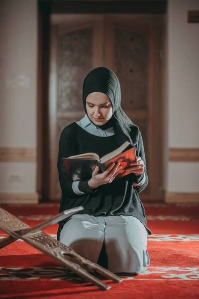 Mulher Muçulmana Orando Lendo Alcorão — Fotografia de Stock