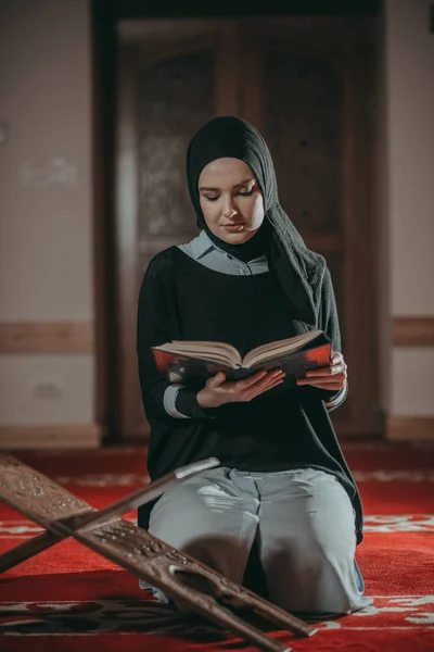 Muslim Woman Praying Reading Quran — Stock Photo, Image