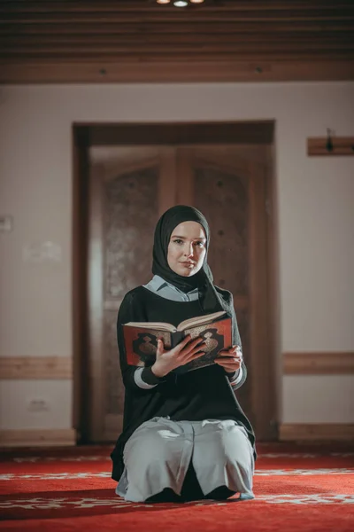 Wanita Muslim Berdoa Dan Membaca Quran — Stok Foto