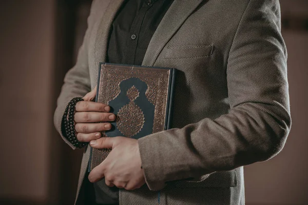 Dua ve kutsal kitap okuma Müslüman erkek