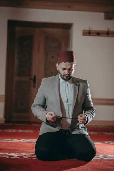 Homem Muçulmano Orando Lendo Livro Sagrado — Fotografia de Stock