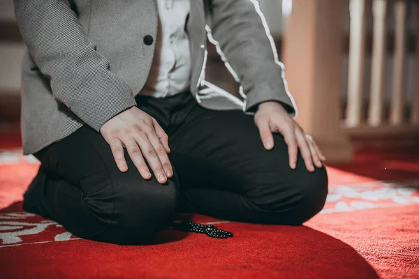イスラム教徒の男性が祈りとの神聖な本を読む — ストック写真