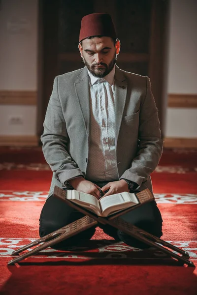 Dua Kutsal Kitap Okuma Müslüman Erkek — Stok fotoğraf