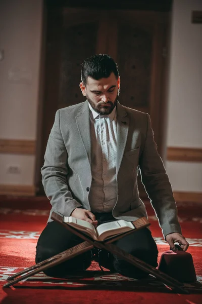 Homem Muçulmano Orando Lendo Livro Sagrado — Fotografia de Stock