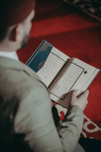 Homem Muçulmano Orando Lendo Livro Sagrado — Fotografia de Stock