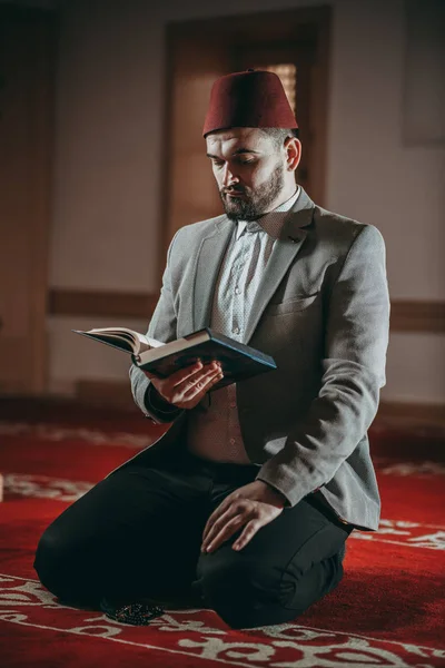 Homem Muçulmano Orando Lendo Livro Sagrado — Fotografia de Stock