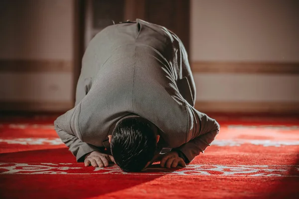 Muslim Man Praying Reading Holy Book — Stock Photo, Image