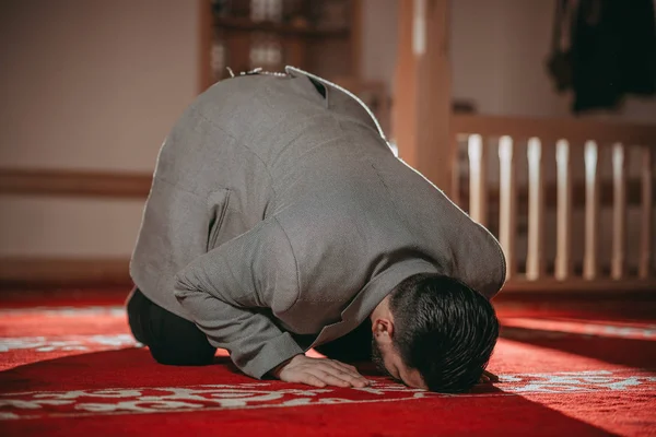 Homem Muçulmano Orando Lendo Livro Sagrado — Fotografia de Stock