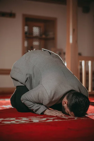 Muslimsk Man Ber Och Läser Heliga Bok — Stockfoto